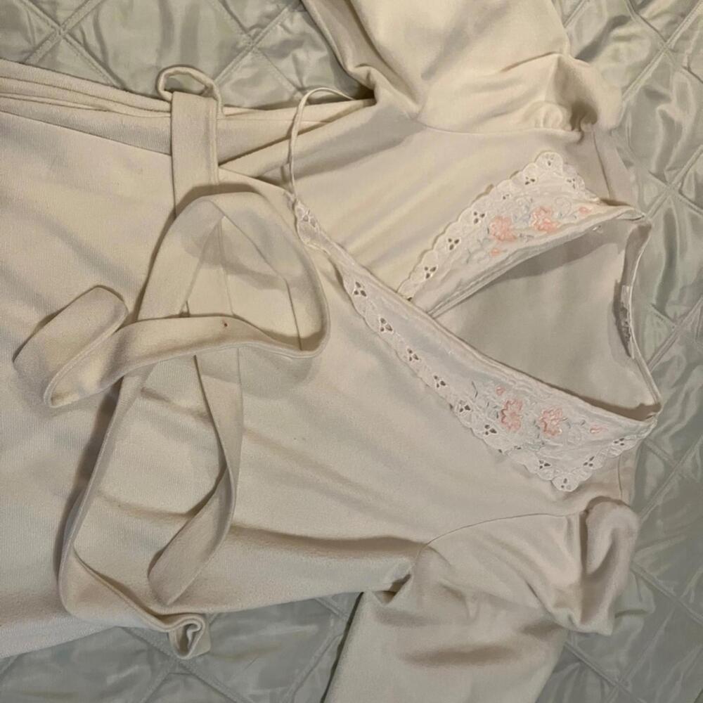 1980a Cream L KOMAR MADE IN USA! Vintage Robe Tie Embroidered Flowers